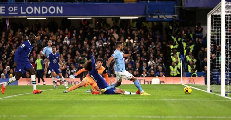 Man City close gap on Arsenal with win at Chelsea