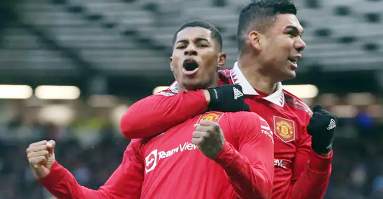 Stunning comeback helps Man Utd beat Man City