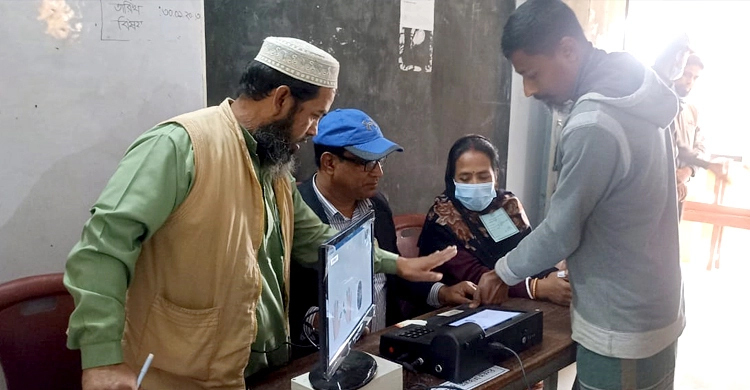 Voting in by-polls to 6 constituencies held
