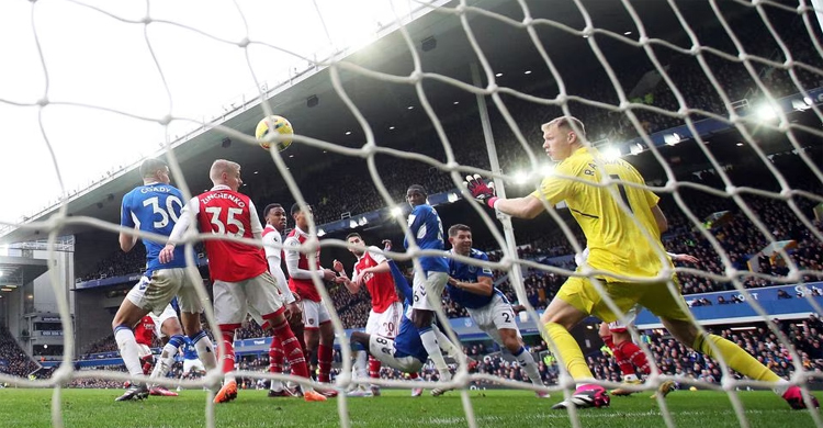 Everton halt Arsenal march, Liverpool slide continues