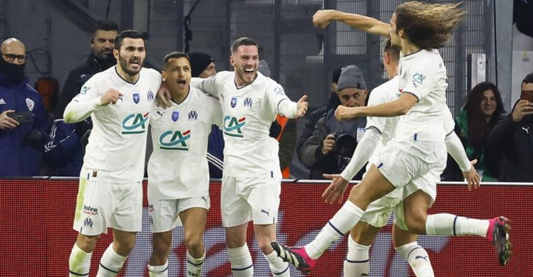 Sanchez helps Marseille knock PSG out of cup