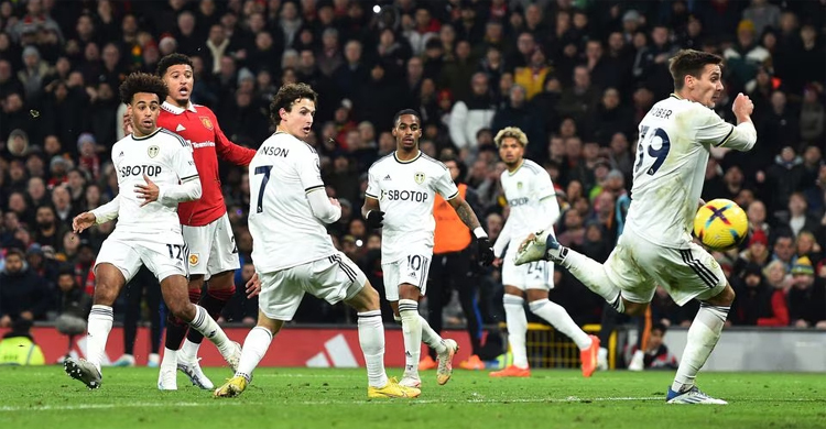 Super-sub Sancho helps Man United fight back for draw with Leeds