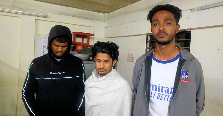 DU suspends 3 students over snatching