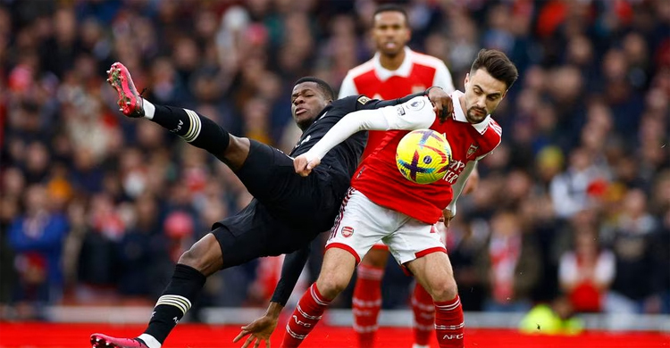 Nelson keeps Arsenal on course in title race with late winner