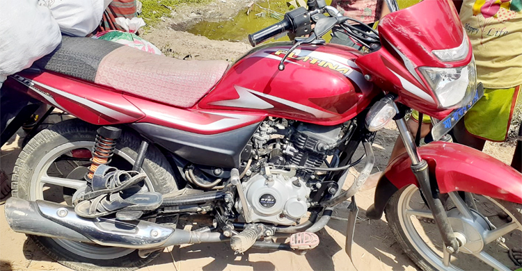 ছিটকে পড়লেন রাস্তায়, পিষে দিলো কাভার্ডভ্যান