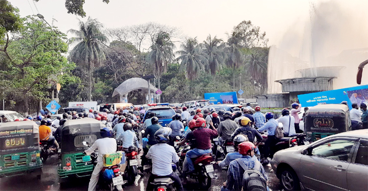 রাস্তায় ঘোরে না চাকা, ঘরে জ্বলে না চুলা