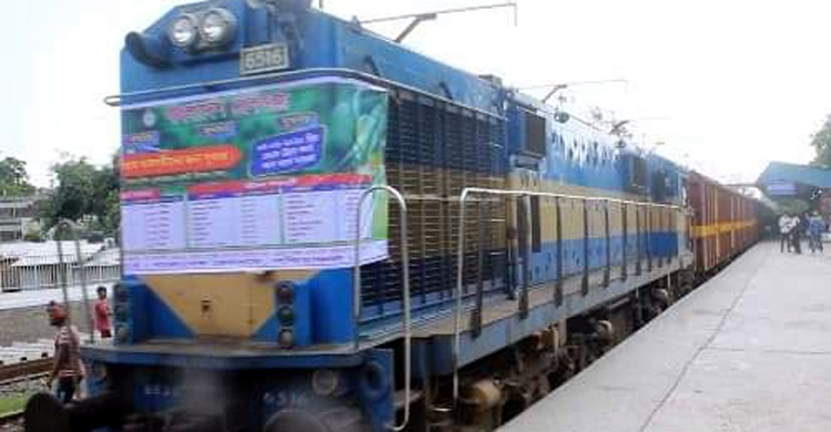 চাঁপাইনবাবগঞ্জে আড়াই ঘণ্টা দেরিতে ছাড়ল ‘ম্যাংগো স্পেশাল ট্রেন’