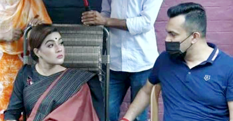 বিয়ের পর স্বামীর সঙ্গে এফডিসিতে মাহি, শুরু করলেন শুটিং