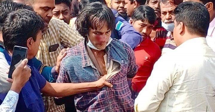 শত শত মানুষের সামনে যুবককে ছুরিকাঘাতে খুন