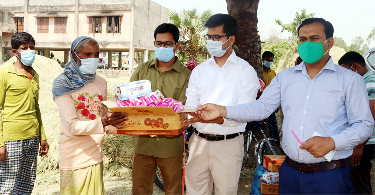 ধানকাটা ৩ শতাধিক শ্রমিক পেলেন মাস্ক-শুকনো খাবার