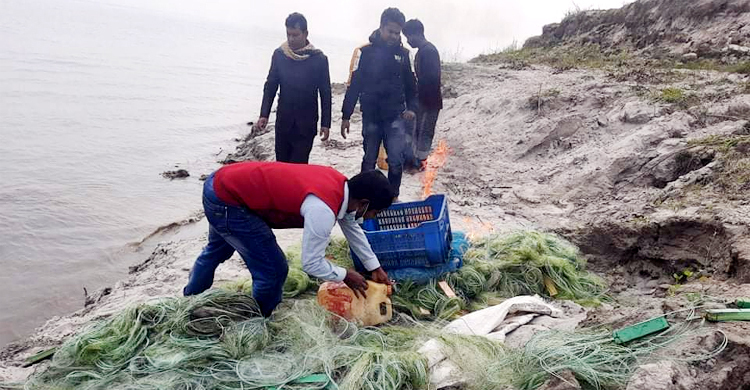 পদ্মাপাড়ে পোড়ানো হলো ১৫ হাজার মিটার কারেন্ট জাল