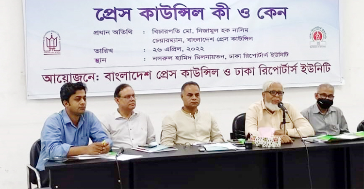 ‘বাংলাদেশের সাংবাদিকতা হচ্ছে পুকুরে কুমির ছেড়ে সাঁতার কাটতে বলা’