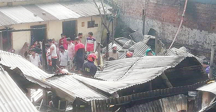 ফাঁকা বাড়িতে আগুনে পুড়ল ১৮ ঘর