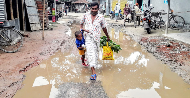 রাস্তার বেহাল দশা, ভোগান্তি চরমে