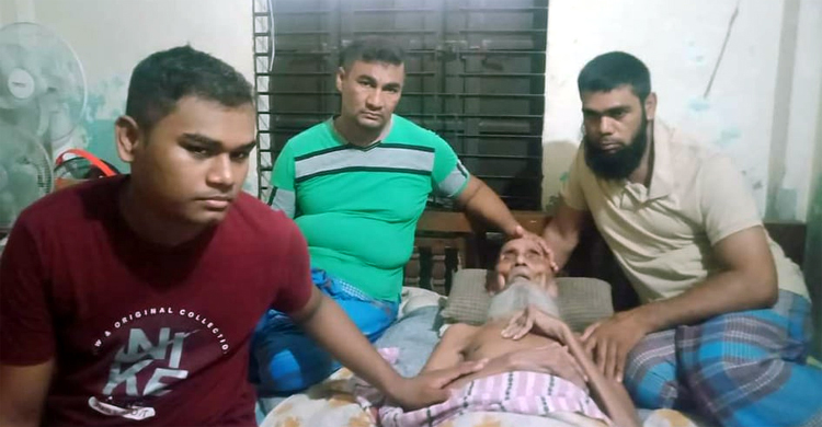 ‘অসুস্থ বাবাকে ঘর থেকে বের করে দিয়ে ভুল করেছি’