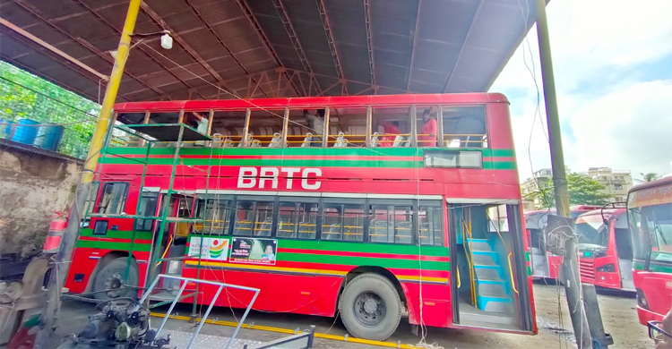 ইতিহাসগড়া মেয়েদের সংবর্ধনায় ছাদখোলা বাস