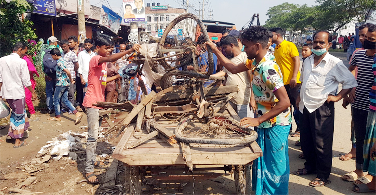 গাজীপুরে দাঁড়ানো ভ্যানে বাসের ধাক্কা, নিহত ৪