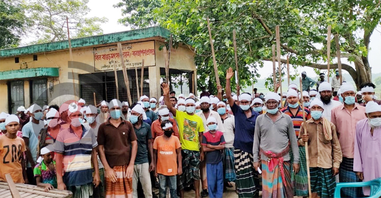 চুয়াডাঙ্গায় মাথায় কাফনের কাপড় বেঁধে মৎস্যজীবীদের প্রতিবাদ