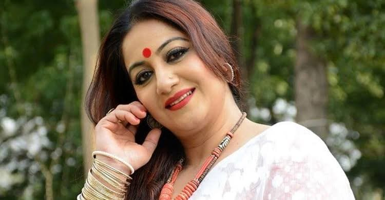 চলচ্চিত্রের অসচ্ছল শিল্পীদের আড়াই লাখ টাকা দিলেন নায়িকা শিল্পী