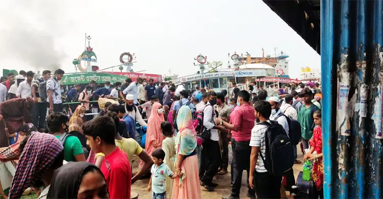শিমুলিয়া-বাংলাবাজারে কমেছে ফেরি, যাত্রী বেড়েছে লঞ্চে