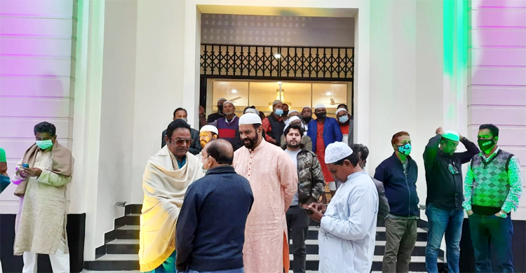 তারকারা নামাজ পড়ে এফডিসির মসজিদ উদ্বোধন করলেন