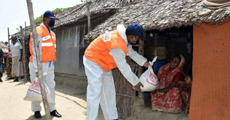 মোংলায় কোস্টগার্ড ও বিদ্যানন্দের ত্রাণ বিতরণ