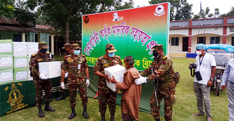 দিনাজপুরে সেনাবাহিনীর চিকিৎসা-খাদ্য সহায়তা প্রদান