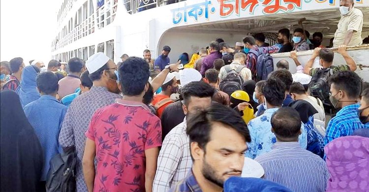 ঘাটে লঞ্চ ভিড়লেই হুড়োহুড়ি করে উঠছেন যাত্রীরা