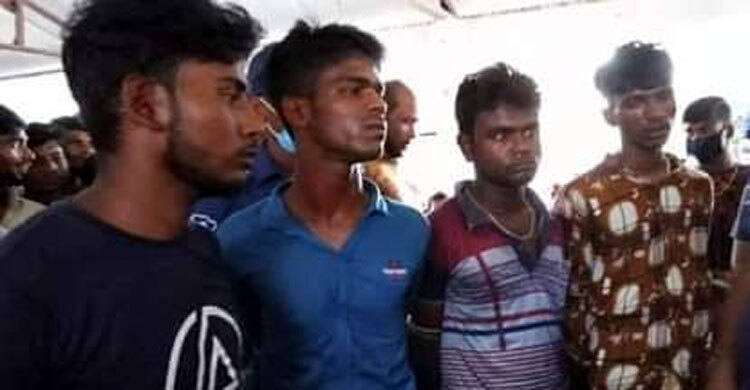 বরিশালে ডাকাত দলের চার সদস্যকে গণধোলাই দিয়ে পুলিশে সোপর্দ