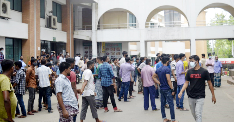 অবহেলায় মৃত্যুর অভিযোগ, হাসপাতালে ভাঙচুর-সড়ক অবরোধ
