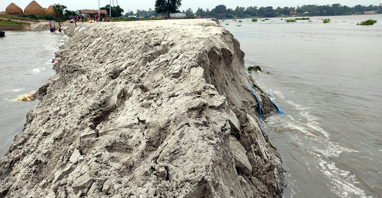 বালুর বাঁধ কেটে দেয়ায় প্লাবিত ৩ জেলার ৮ উপজেলা