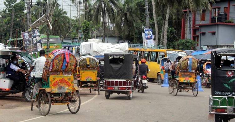 পিরোজপুরে লকডাউন মানছে না মানুষ, অবাধে চলছে যানবাহন
