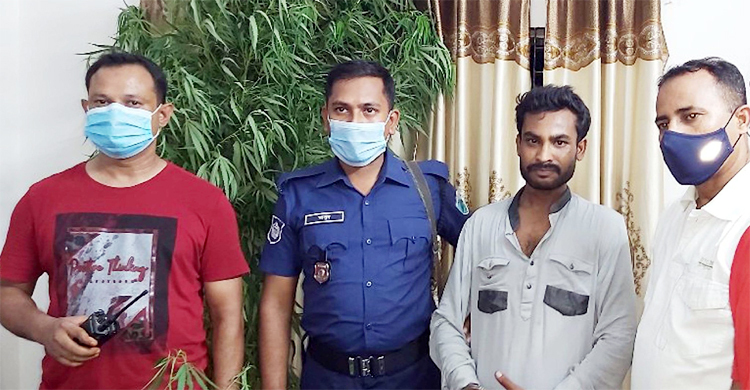 বাড়ির আঙিনায় ফুলগাছের সঙ্গে গাঁজার চাষ, যুবক গ্রেফতার