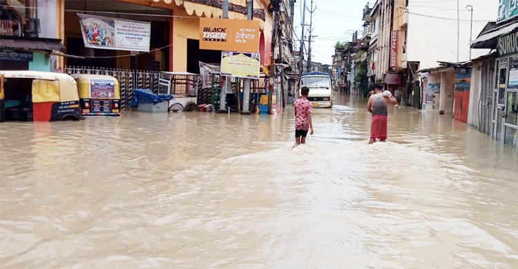 আসামে বন্যায় মৃতের সংখ্যা বেড়ে ১০০