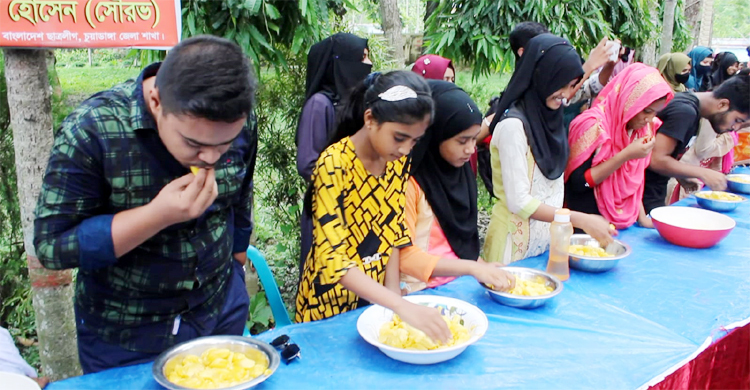 ২ মিনিটে ৫৯ কাঁঠালের কোয়া খেয়ে হলেন প্রথম