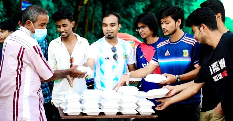 আর্জেন্টিনার কোপা আমেরিকা জয়ে চবিতে দুস্থদের মাঝে খাবার বিতরণ