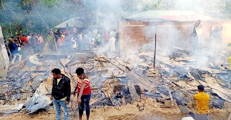 আতশবাজির আগুনে তিন বসতঘর ভস্মীভূত