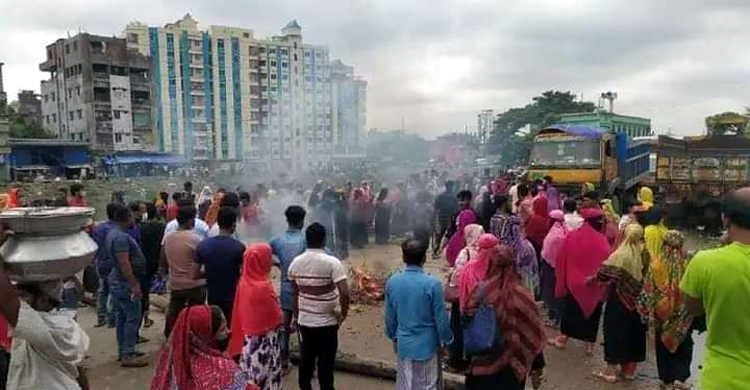 সিদ্ধিরগঞ্জে সড়ক অবরোধ : শ্রমিক-পুলিশ সংঘর্ষে আহত ২০