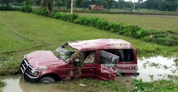 পথচারী-গরু বাঁচাতে গিয়ে ইউএনওর গাড়ি খাদে
