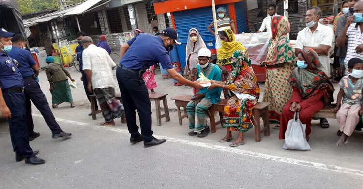 ভাসমান মানুষদের ইফতার দিল নওগাঁ পুলিশ