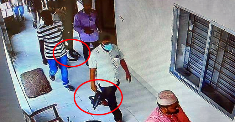 পাবনা গণপূর্ত ভবনে অস্ত্র হাতে আ.লীগ নেতার প্রবেশ নিয়ে তোলপাড়