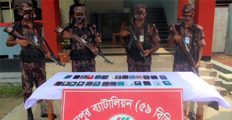 সীমান্তে পড়েছিল পৌনে ৬ লাখ টাকার ২৮টি মোবাইল