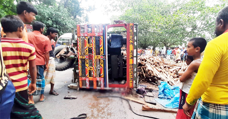 নীলফামারীতে নছিমন উল্টে হেলপার নিহত