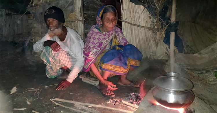 শীতে অসহায় চরের পরিযায়ী শ্রমিকরা