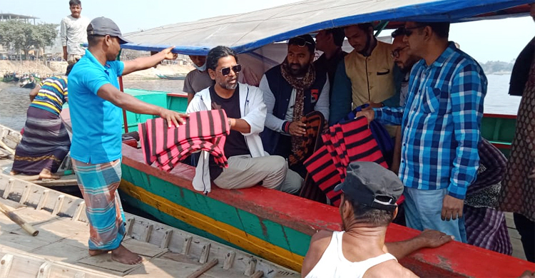 বুড়িগঙ্গায় মাঝিদের শীতবস্ত্র বিতরণ