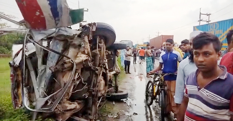 নরসিংদীতে কাভার্ডভ্যান-লেগুনার মুখোমুখি সংঘর্ষে নিহত পাঁচজন