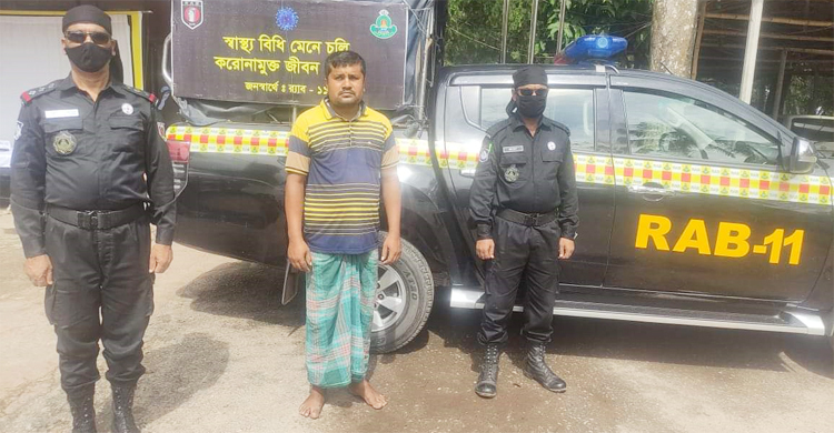 কুমিল্লায় অস্ত্রসহ যুবক আটক