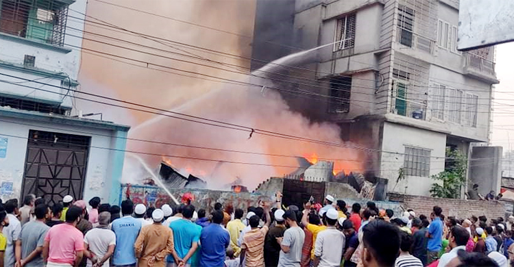 ফতুল্লায় আগুনে পুড়লো ঝুটের গুদাম