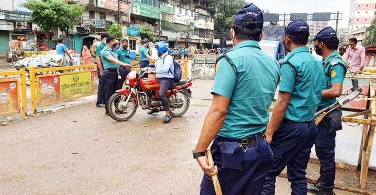 বিনা কারণে বাইরে বের হওয়ায় গ্রেফতার ৫৫৫ জন