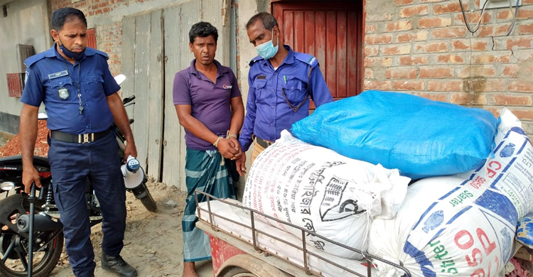 ১০ টাকা কেজির ৯ বস্তা সরকারি চালসহ ব্যবসায়ী আটক